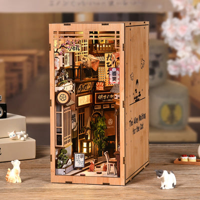 Book Nook - Waiting Alley Cat