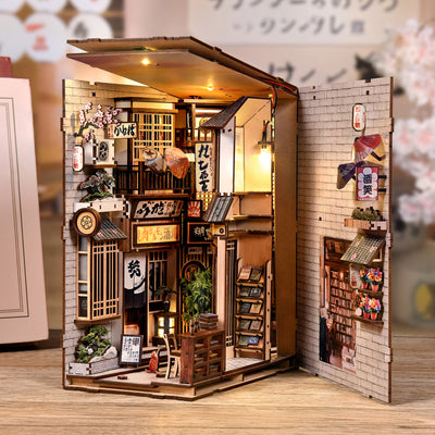 Book Nook - Waiting Alley Cat